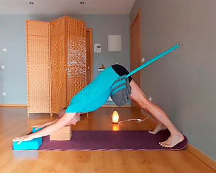 Chico practicando estiramientos de espalda