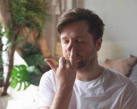 Chico practicando pranayama